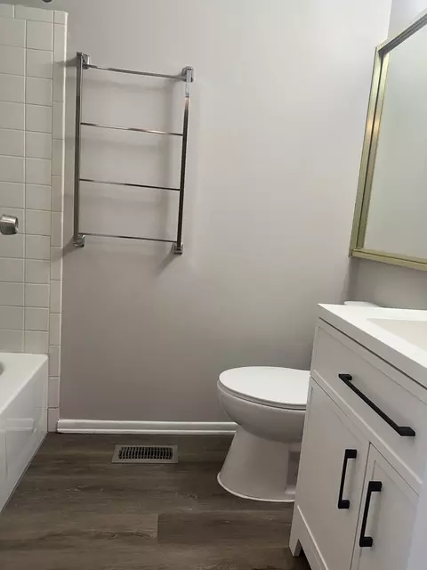 Bath - 1322 Croton Ct #A, Aurora, IL 60506 photo 2 of 2