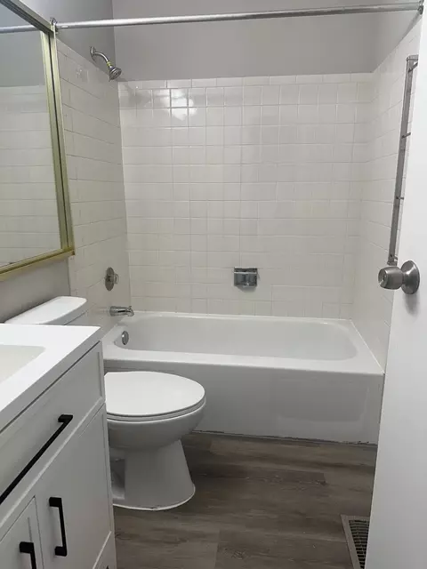 Bath - 1322 Croton Ct #A, Aurora, IL 60506 photo 1 of 2