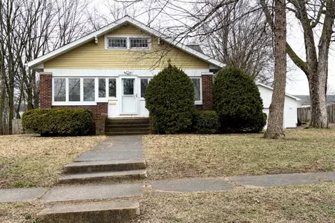 509 W Clay St, Clinton, IL 61727