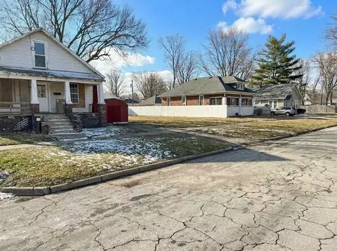 Exterior - 2516 Pine Ave, Mattoon, IL 61938 photo 4 of 5