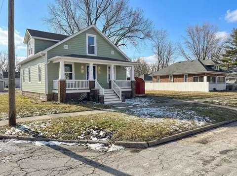 Exterior - 2516 Pine Ave, Mattoon, IL 61938 photo 2 of 4