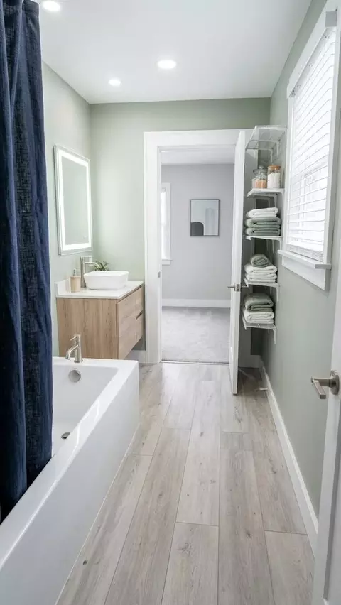 Bath - 2516 Pine Ave, Mattoon, IL 61938 photo 2 of 2