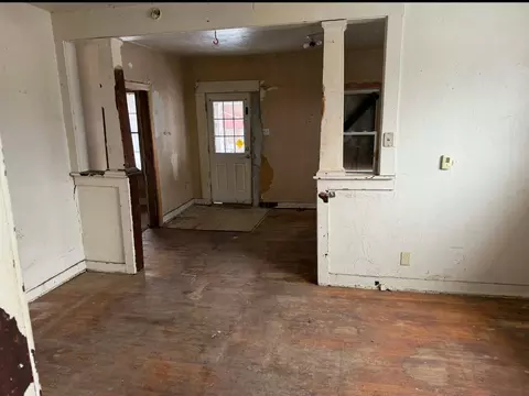 Living - 2516 Pine Ave, Mattoon, IL 61938 photo 1 of 2