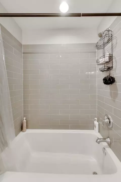 Bath - 613 Bourbon Ct, Naperville, IL 60565 photo 5 of 5