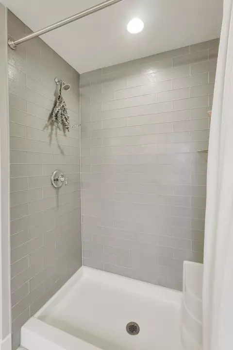 Bath - 613 Bourbon Ct, Naperville, IL 60565 photo 3 of 5