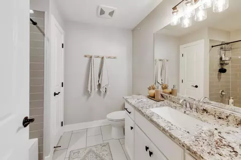 Bath - 613 Bourbon Ct, Naperville, IL 60565 photo 4 of 5