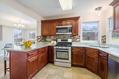 Kitchen - 1294 Hunters Rdg E, Hoffman Estates, IL 60192 photo 2 of 3
