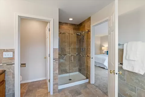Bath - 1294 Hunters Rdg E, Hoffman Estates, IL 60192 photo 3 of 5
