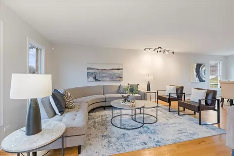 Living - 1294 Hunters Rdg E, Hoffman Estates, IL 60192 photo 2 of 3