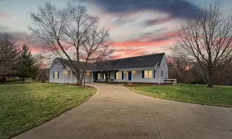 17 Long Grove Dr, Monticello, IL 61856