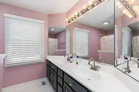 Bath - 325 Stonegate Rd, Algonquin, IL 60102 photo 2 of 4
