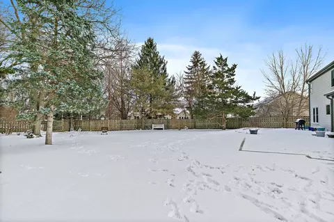 Exterior - 325 Stonegate Rd, Algonquin, IL 60102 photo 4 of 5