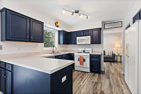 Kitchen - 325 Stonegate Rd, Algonquin, IL 60102 photo 2 of 2