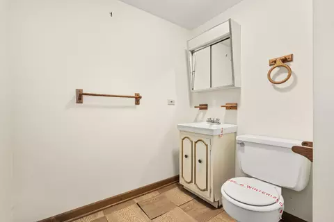 Bath - 30 Strauss Ln, Olympia Fields, IL 60461 photo 6 of 6