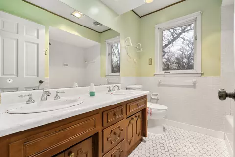 Bath - 30 Strauss Ln, Olympia Fields, IL 60461 photo 5 of 6