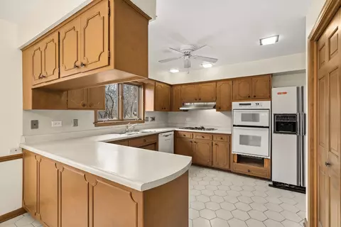 Kitchen - 30 Strauss Ln, Olympia Fields, IL 60461 photo 2 of 4