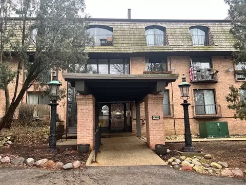 600 W Russell St #105, Barrington, IL 60010