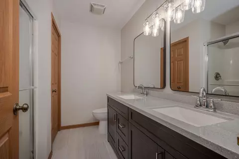 Bath - 2487 Amber Ln, Elgin, IL 60123 photo 2 of 3