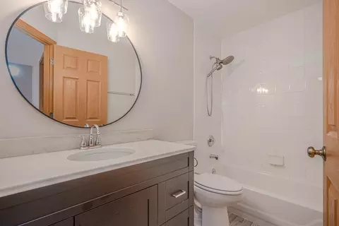 Bath - 2487 Amber Ln, Elgin, IL 60123 photo 3 of 3