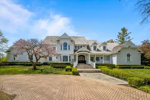 2220 Churchill Cir, Libertyville, IL 60048