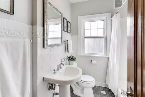 Bath - 277 E Oneida Ave, Elmhurst, IL 60126 photo 1 of 3