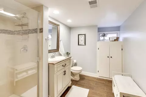 Bath - 277 E Oneida Ave, Elmhurst, IL 60126 photo 3 of 3