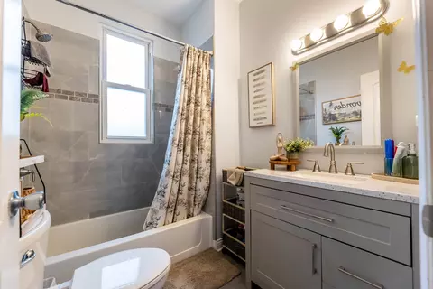 Bath - 1511 E 67th Pl, Chicago, IL 60637 photo 2 of 2