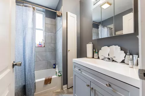 Bath - 1511 E 67th Pl, Chicago, IL 60637 photo 1 of 2