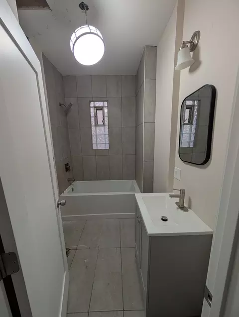 Bath - 654 E 92nd Pl, Chicago, IL 60619 photo 1 of 2