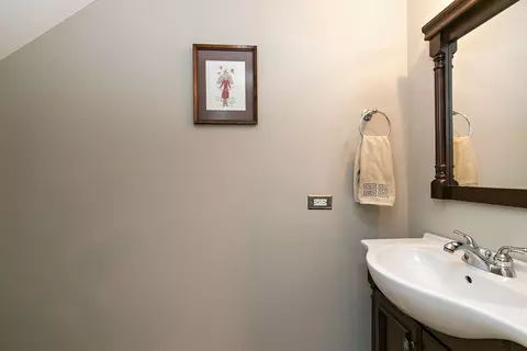Bath - 1135 Reserve Dr, Elgin, IL 60124 photo 1 of 3