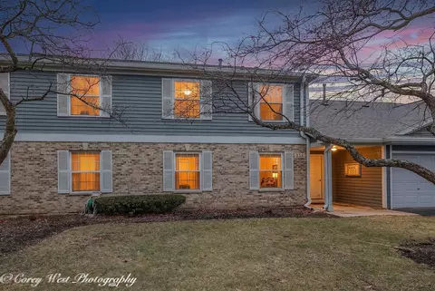 356 Woodview Cir #A, Elgin, IL 60120