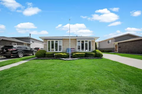 10125 S Komensky Ave, Oak Lawn, IL 60453