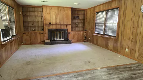 Living - 4 Lilac Ln, Centralia, IL 62801 photo 6 of 8