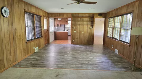 Living - 4 Lilac Ln, Centralia, IL 62801 photo 8 of 8
