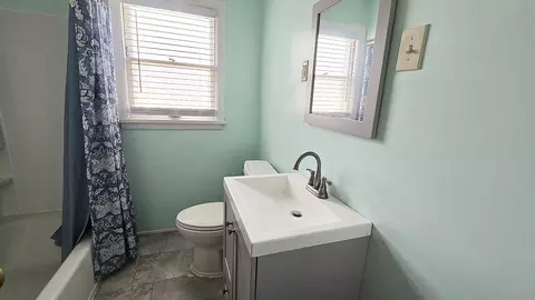 Bath - 4 Lilac Ln, Centralia, IL 62801 photo 1 of 3