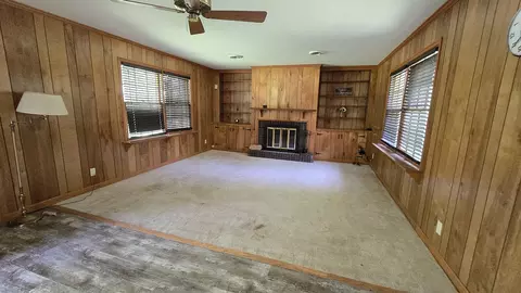 Living - 4 Lilac Ln, Centralia, IL 62801 photo 7 of 8