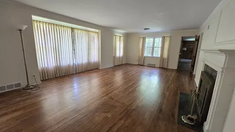 Living - 4 Lilac Ln, Centralia, IL 62801 photo 4 of 8