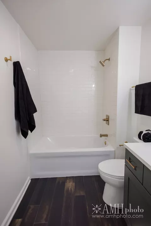 Bath - 1436 Eagle St, Kankakee, IL 60901 photo 4 of 8