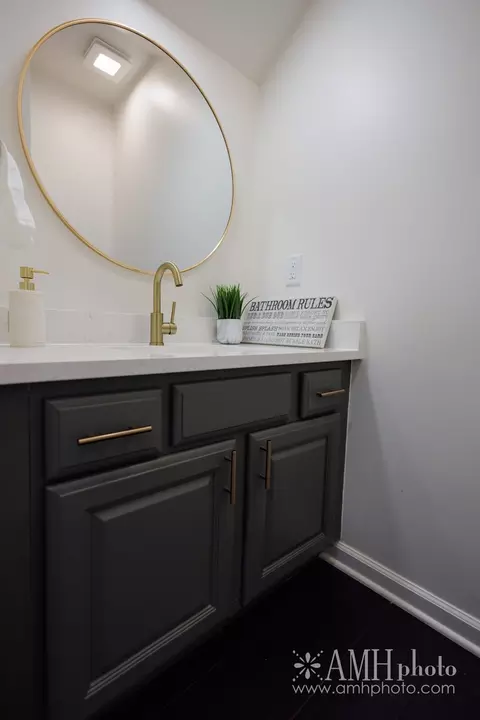 Bath - 1436 Eagle St, Kankakee, IL 60901 photo 2 of 8