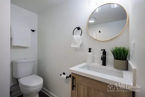Bath - 1436 Eagle St, Kankakee, IL 60901 photo 8 of 8