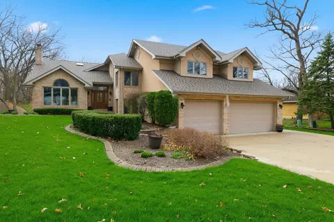 33 W Eureka Dr, Lemont, IL 60439