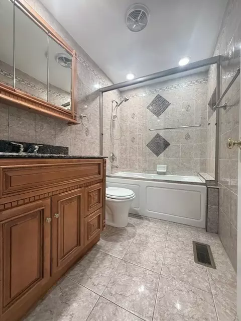 Bath - 2080 Sutherland Pl, Hoffman Estates, IL 60169 photo 2 of 2