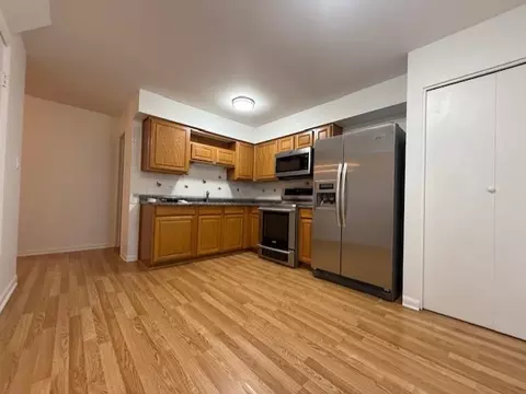 Kitchen - 2080 Sutherland Pl, Hoffman Estates, IL 60169 photo 1 of 3