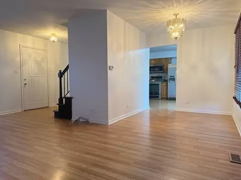 Living - 2080 Sutherland Pl, Hoffman Estates, IL 60169 photo 2 of 3