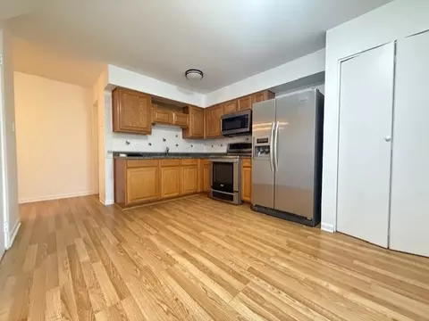 Kitchen - 2080 Sutherland Pl, Hoffman Estates, IL 60169 photo 3 of 3