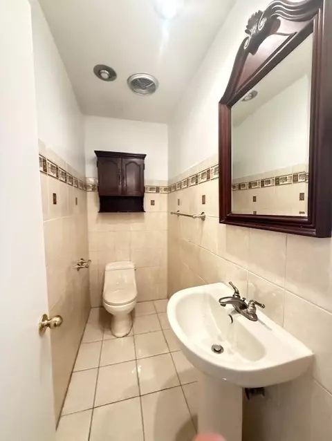 Bath - 2080 Sutherland Pl, Hoffman Estates, IL 60169 photo 1 of 2