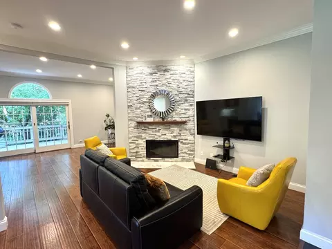 Living - 1009 Arbor Ct, Mount Prospect, IL 60056 photo 2 of 4