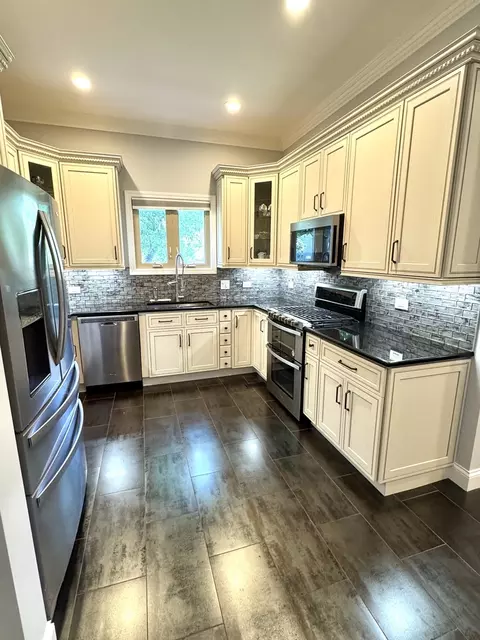 Kitchen - 1009 Arbor Ct, Mount Prospect, IL 60056 photo 3 of 3
