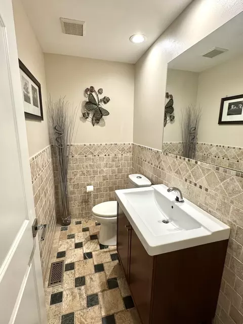 Bath - 1009 Arbor Ct, Mount Prospect, IL 60056 photo 1 of 6
