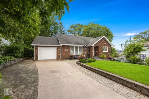 402 Stephen St, Lemont, IL 60439